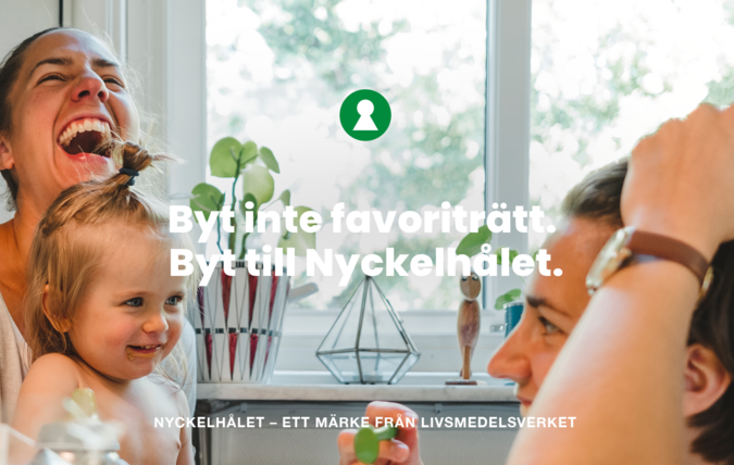 Kvinnor sitter vid ett bord och skrattar: En har ett barn i knät. På bilden står "Byt inte favoriträtt. Byt till Nyckelhålet." och en Nyckelhålssymbol.