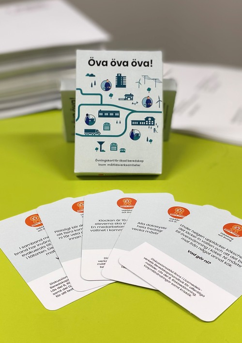 Kortlek med kort som beskriver olika oförutsägbara händelser.