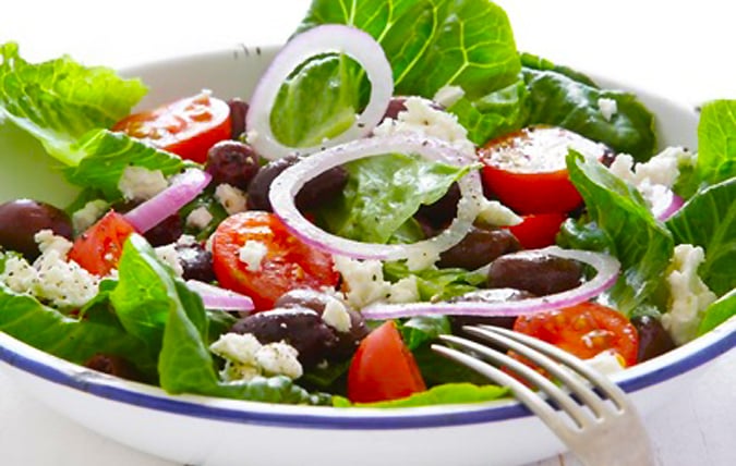 Närbild på sallad med fetaost.