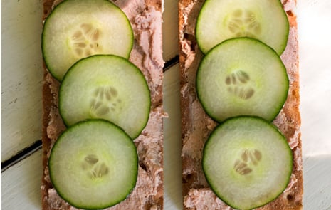 Två knäckemackor med leverpastej och gurka
