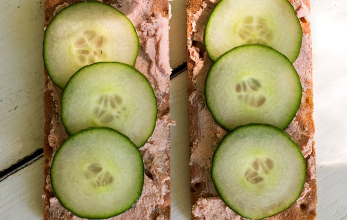Två knäckemackor med leverpastej och gurka