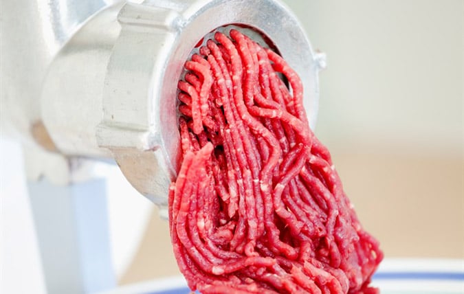 Köttfärs kommer ur en köttkvarn.