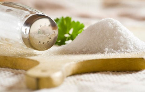 Saltströare och en liten hög med salt