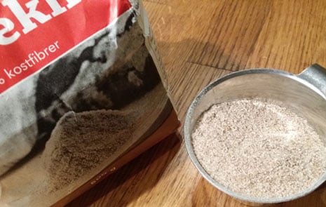 En skål med vetekli bredvid en veteklipåse