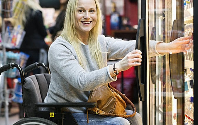 En tjej framför en kyl med mejerivaror i en butik